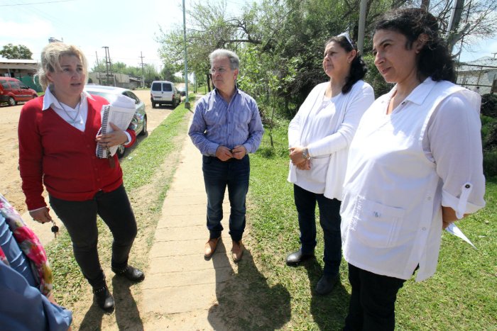El ministro Benedetto con Celeste Rom&aacute;n (a su derecha), directora de la secundaria del barrio San Agust&iacute;n.
