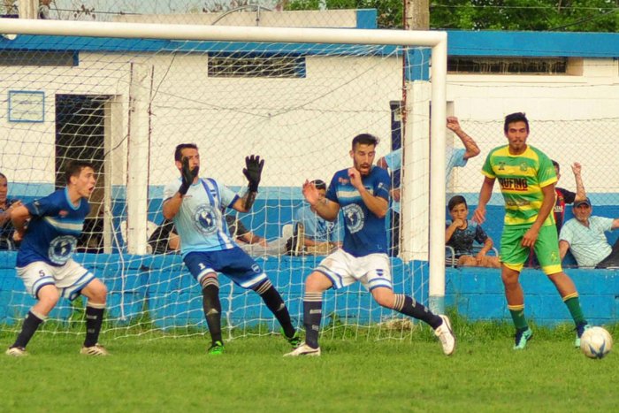 "Cacho" Joann&aacute;s ya sac&oacute; el derechazo que le dar&aacute; el triunfo a &Ntilde;apind&aacute; tras un final incre&iacute;ble en Campito (Foto: Rub&eacute;n Com&aacute;n/EER).