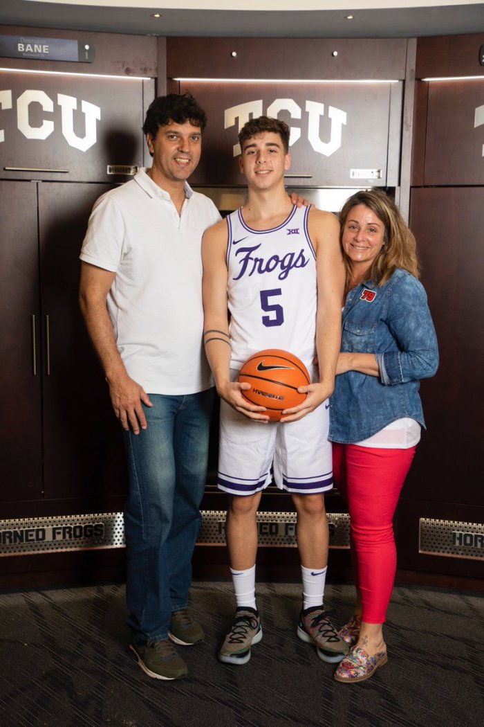 Francisco posando con su nueva camiseta, junto a sus padres (foto: Twitter).