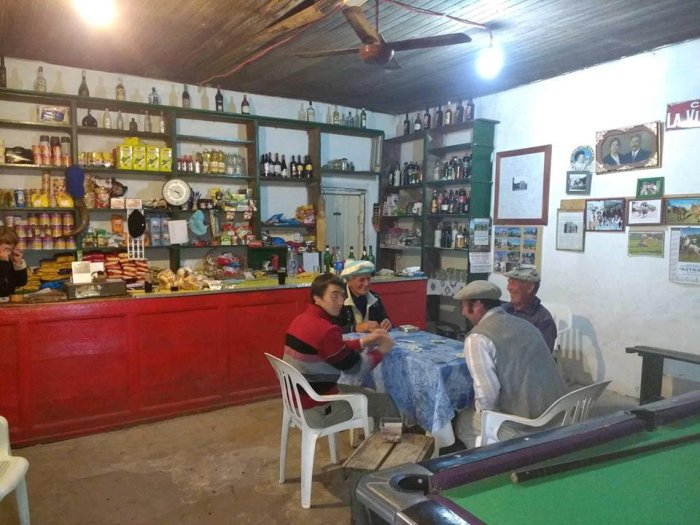 Comestibles, bebida y espacio para la recreaci&oacute;n en un punto obligado para los vecinos.