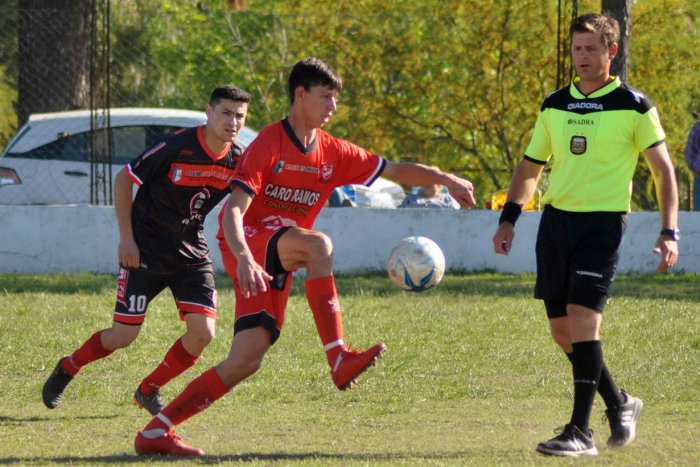 Federico Peralta escapa de Salinas. Sauce logr&oacute; otra laboriosa victoria (Foto: Rub&eacute;n Com&aacute;n/EER).