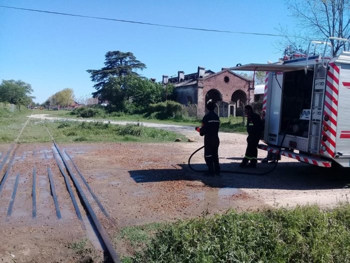 Los Bomberos Voluntarios colaboraron regando los pasos a nivel.