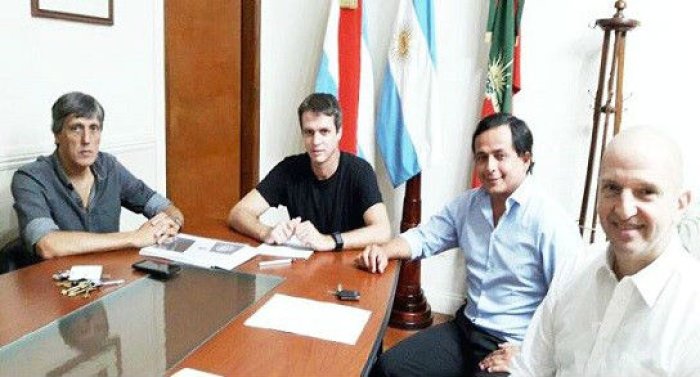 Lapiduz, primero a la derecha, en reuni&oacute;n con Cresto, cuando integraba Defensa al Consumidor.
