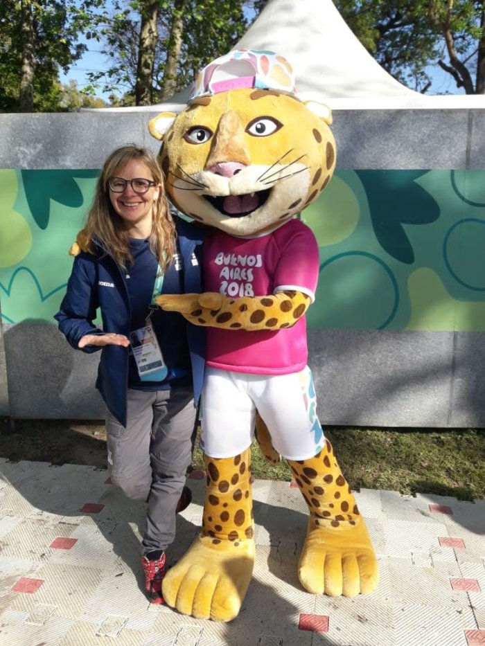 Esperanza junto a Pandi, la mascota oficial de los Juegos Ol&iacute;mpicos de la Juventud 2018.
