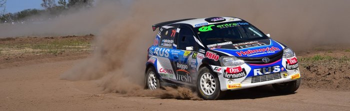 El auto de la concordiense Nadia Cutro, en plena acci&oacute;n en suelo uruguayense.