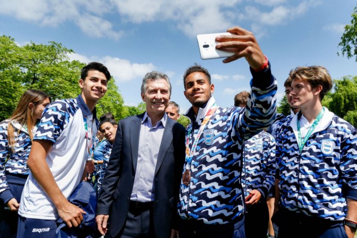 Daudinot, bronce en Beach Handball, aprovech&oacute; para sacarse fotos con el presidente