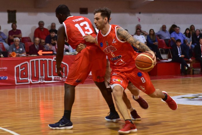 Franco Bazani aprovecha la contra de Young para cortar hacia el aro (Foto: Rub&eacute;n Com&aacute;n/EER).