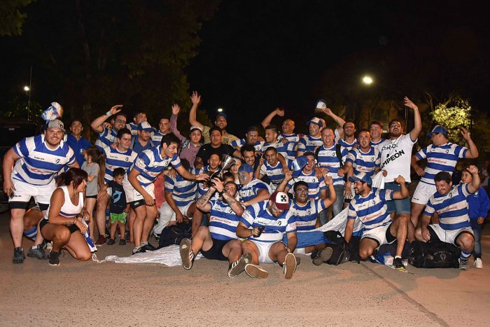 El plantel en pleno festejo minutos despu&eacute;s de su arribo a Col&oacute;n (Foto: Rub&eacute;n Com&aacute;n/EER).