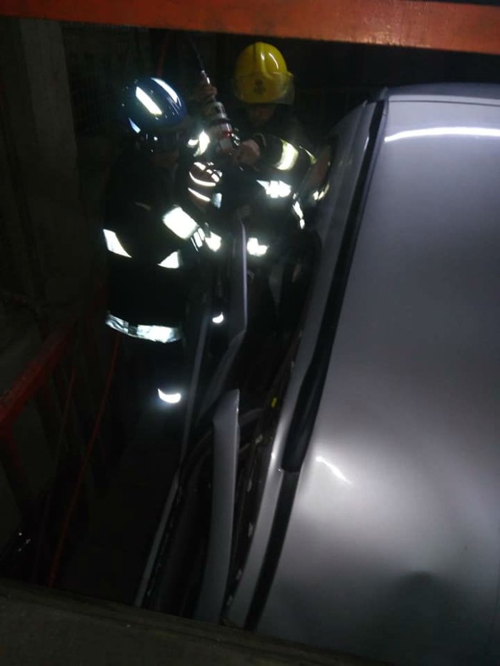 Bomberos Voluntarios de Concordia trabjaaron a contrarreloj para rescatar a los dos ocupantes del auto.