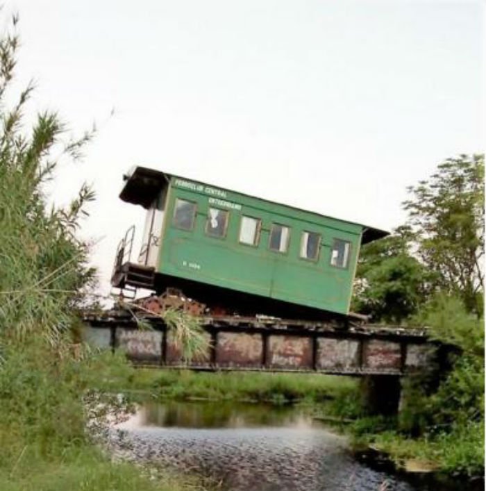 El accidente ocurri&oacute; sobre el Puente Negro, con el agua a escasos metros.