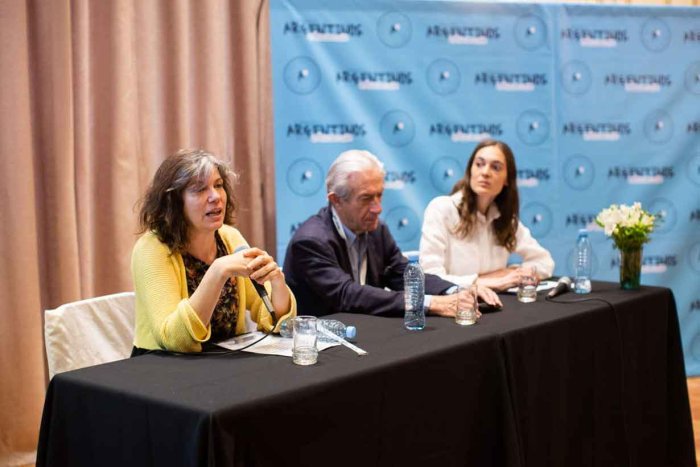 Juan Lach y a la izquierda Irene Kit, de Asociaci&oacute;n Civil Educaci&oacute;n para Todos