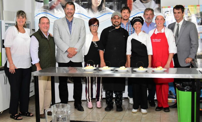 Autoridades municipales, de turismo y de la Facultad de Alimentos, con los finalistas.