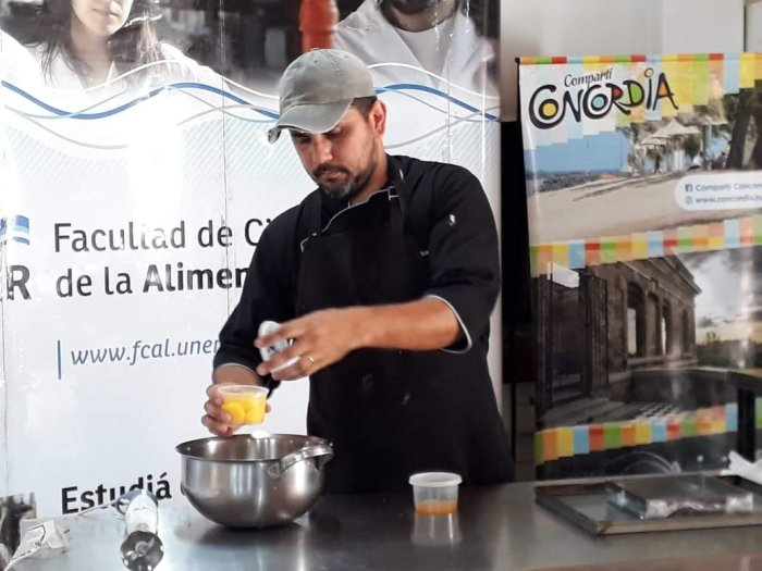Maximiliano Ceballos, en plena elaboraci&oacute;n en la final realizada en la Facultad de Ciencias de la Alimentaci&oacute;n.
