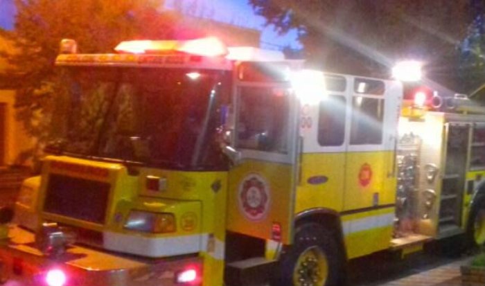 Una de las unidades de Bomberos Voluntarios de Col&oacute;n que acudi&oacute; al siniestro.