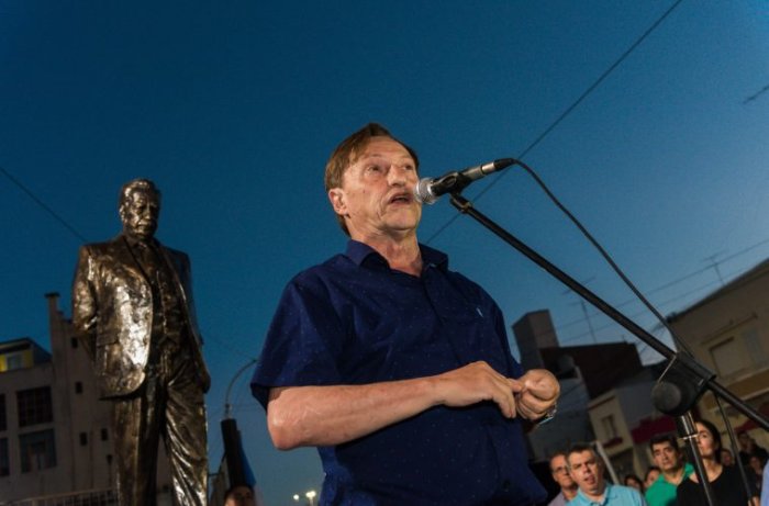 La estatua del ex presidente Alfons&iacute;n, desde ayer est&aacute; en pie en la capital entrerriana.