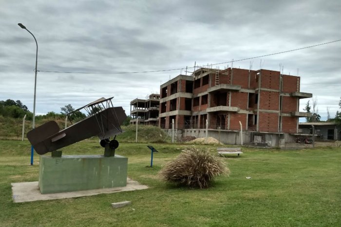 Entre la plazoleta "Guillermo Canaglia" y las v&iacute;as del ferrocarril est&aacute; el lugar en que encontraron el embri&oacute;n.