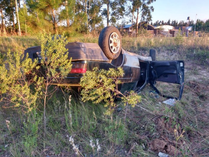 Primero despist&oacute; y luego termin&oacute; volcado el Peugeot 504, este martes de Navidad.