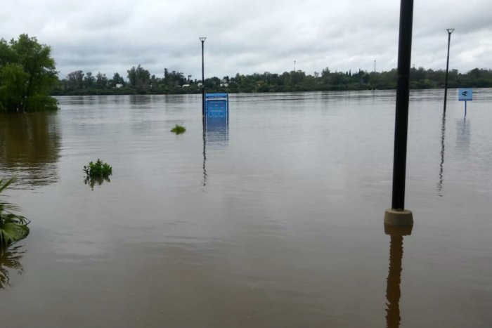 Los carteles indicadores de la playa quedaron bajo agua