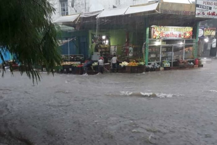 As&iacute; se encontraba la esquina de las calles Salta y San Mart&iacute;n en pleno temporal.