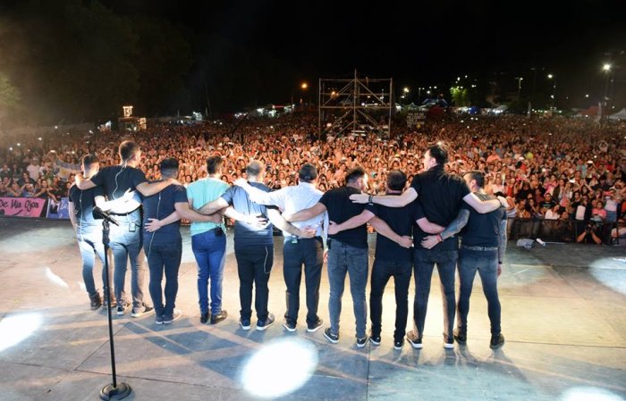 El p&uacute;blico despidi&oacute; de pie y entre aplausos a Pereyra y su banda, anoche.