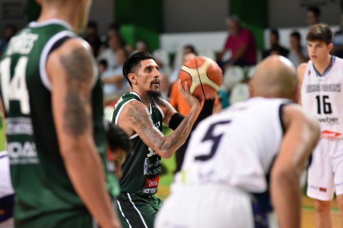 "Tucu" Gambao anot&oacute; 9 de sus 16 puntos en el primer cuarto. Buen juego para el 32 del local.