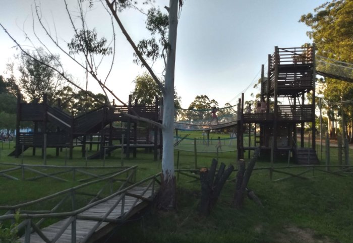 All&iacute; concluye el recorrido, en una zona de juegos situada junto al restaurante del complejo.