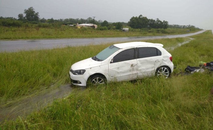 Este auto termin&oacute; en el cantero central, visiblemente anegado por el agua de lluvia.