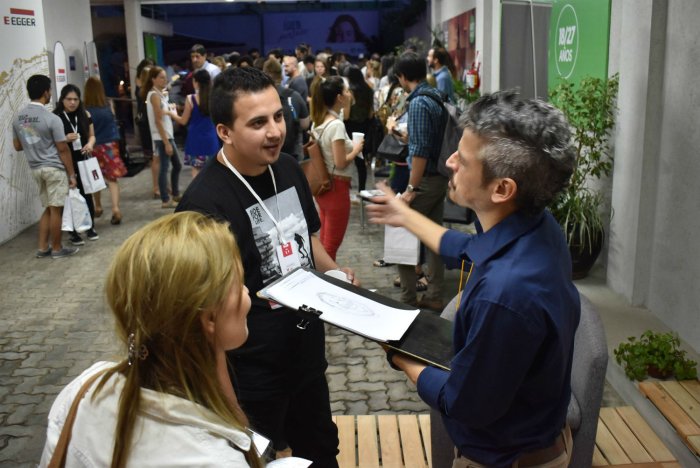 Apenas termin&oacute; su charla en Concordia y Ramiro ya interactu&oacute; con el p&uacute;blico: les hizo caricaturas.