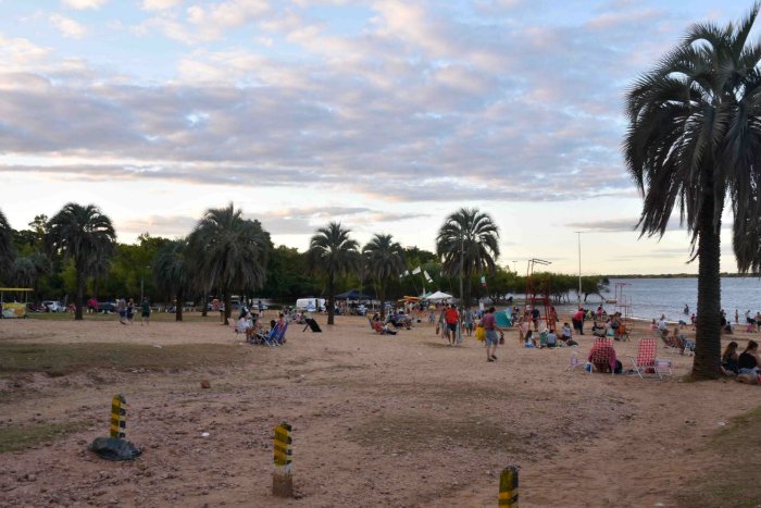 Sol y buen clima, nuevamente en las playas de Col&oacute;n (foto: Rub&eacute;n Com&aacute;n).