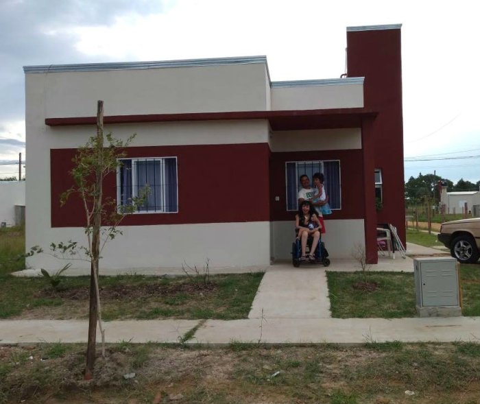 La familia unida, en el frente de la casa que IAPV les entreg&oacute; recientemente.
