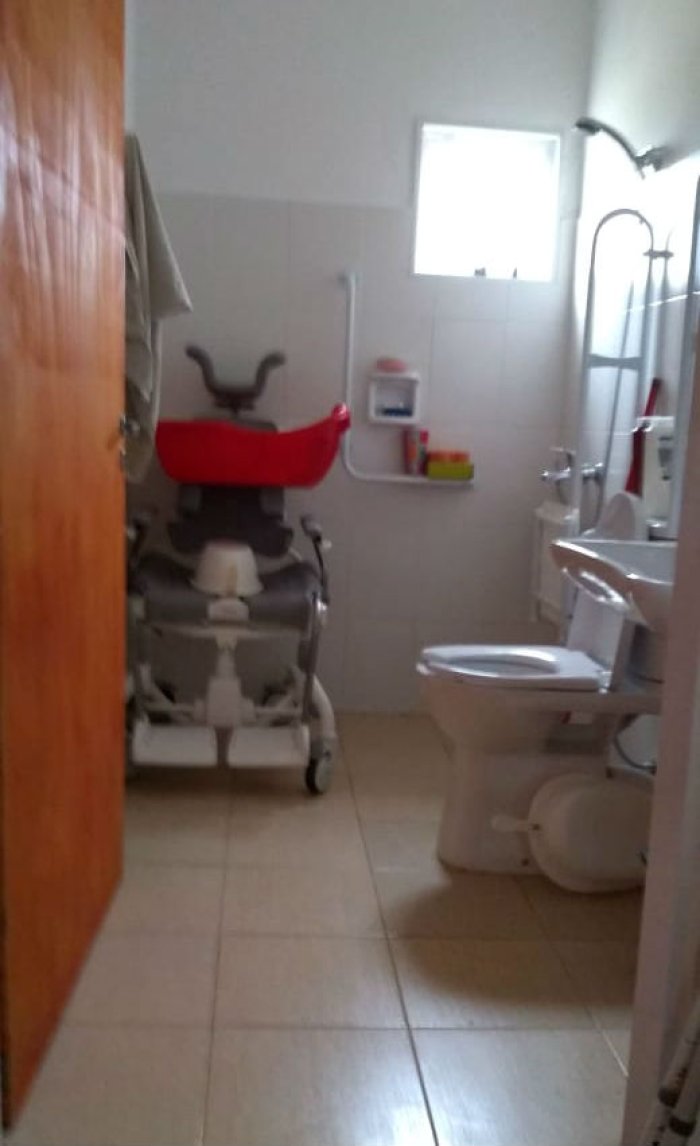 As&iacute; de amplio es el ba&ntilde;o que actualmente tienen.
