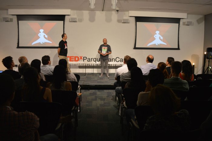 El p&uacute;blico, atento a lo que Adri&aacute;n ten&iacute;a para contarles durante la charla en TEDx Parque San Carlos.