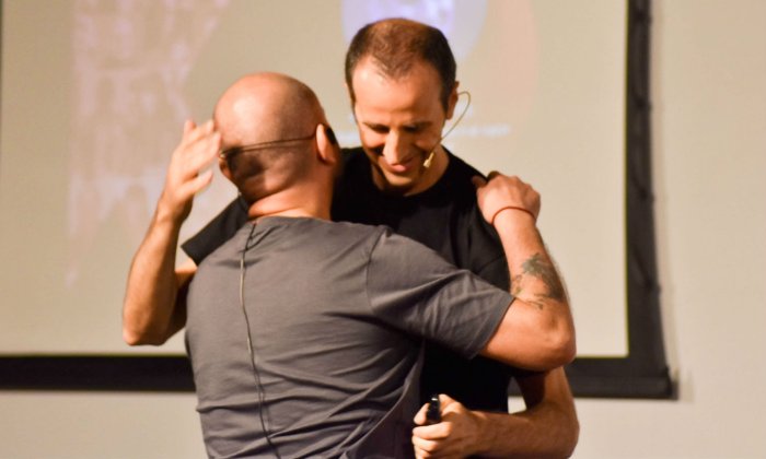 Abrazo final con el presentador Alejandro Giano, tras la charla.