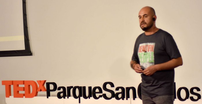El orador defini&oacute; su presentaci&oacute;n como una historia de desarrollo y transformaci&oacute;n personal.