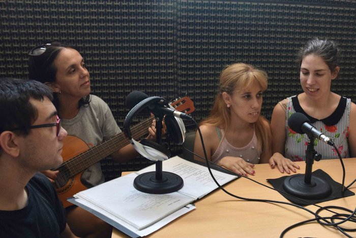 Los integrantes de la banda de la escuela El Solar, en Radio 12.