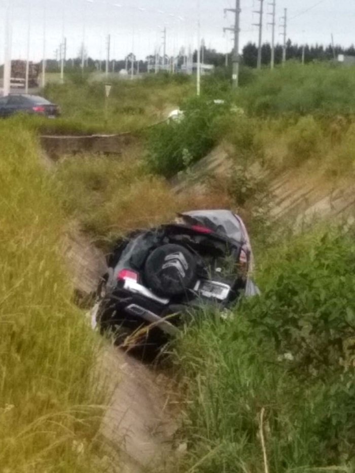 En la zanja central de la autov&iacute;a qued&oacute; la Citr&ouml;en que protagoniz&oacute; el accidente (foto: Chajar&iacute; al D&iacute;a).