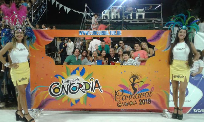 La foto con el marco de Compart&iacute; Concordia, en la manga del carnaval.