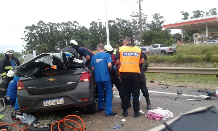 Bomberos Voluntarios de Chajar&iacute; rescataron sobrevivientes, que iban en el Chevrolet (foto: Chajar&iacute; al D&iacute;a).