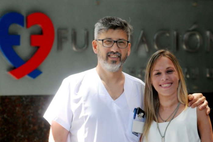F&aacute;tima junto con Alejandro  Bertolotti, el m&eacute;dico que la oper&oacute; (Cr&eacute;dito: Diego D&iacute;az)