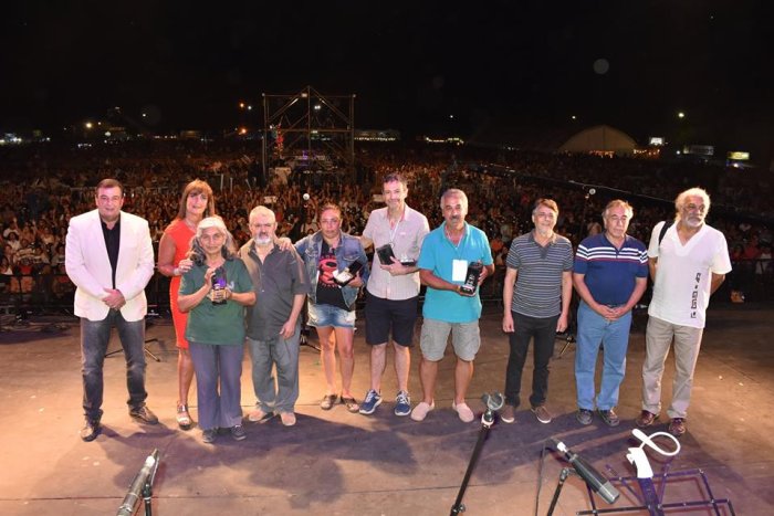Los ganadores de las Ruecas, al recibir las distinciones en el escenario mayor de la Artesan&iacute;a.