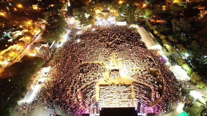 Una multitud, presente en el cierre de la Fiesta Nacional de la Artesan&iacute;a.