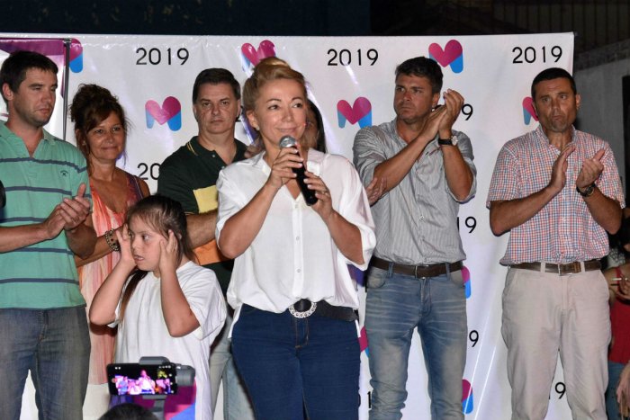 La diputa provincial present&oacute; a los que la acompa&ntilde;an en la carrera para suceder a su esposo.