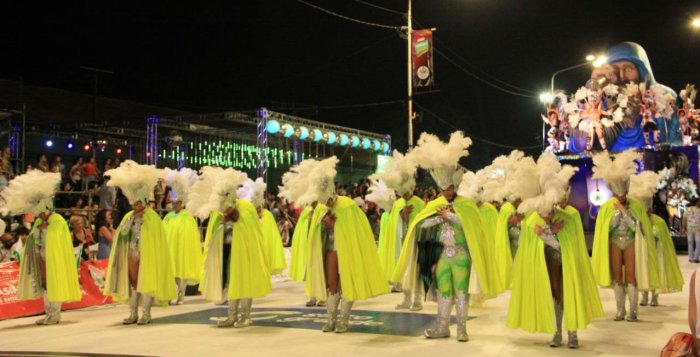 El frente de comparsa Emperatriz, en plena manga del cors&oacute;dromo de Concordia (foto: T&aacute;ctica, imagen y dise&ntilde;o publicitario).
