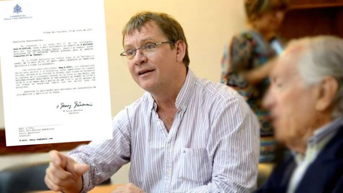 El diputado provincial Daniel Koch, con la carta que recibi&oacute; de la Santa Sede.