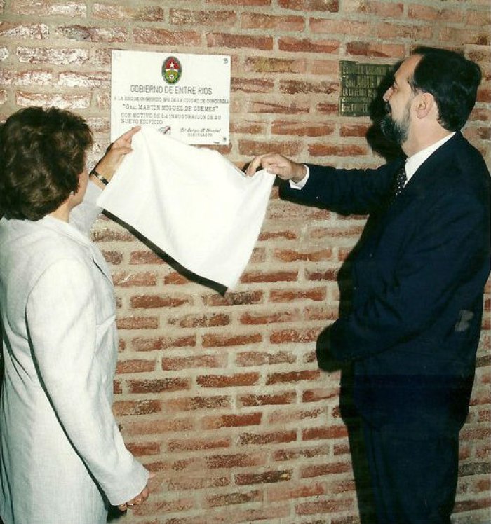 2000: el ministro de Gobierno Enrique Carb&oacute; estuvo en la inauguraci&oacute;n de la escuela Comercio 2, en Concordia.