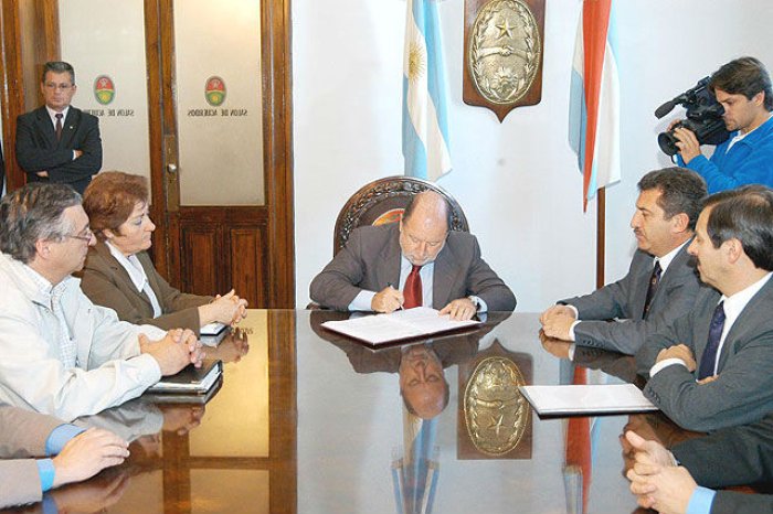 8 de septiembre de 2005: el gobernador Busti y su ministro Urribarri firman acuerdo con los docentes.