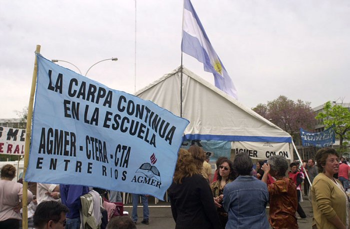 Frente a Casa Gris, en 2006 AGMER emplaz&oacute; la denominada carpa docente de la dignidad.