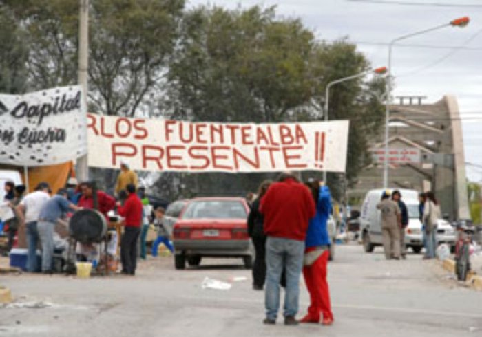 Gualeguaych&uacute;, en abril de 2007: docentes salieron a la calle en repudio por el crimen del maestro Carlos Fuentealba.
