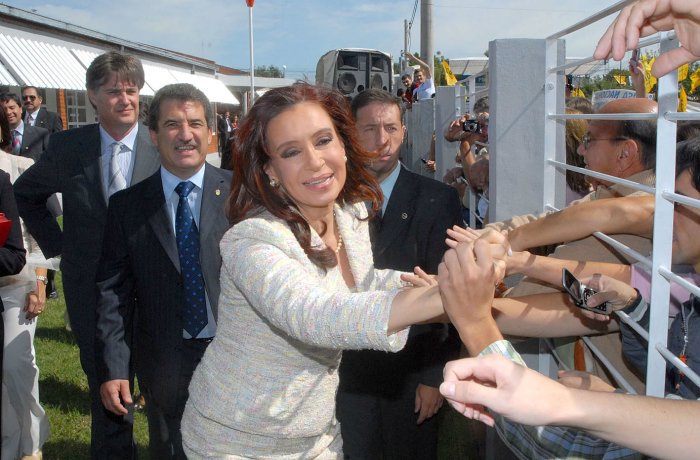 3 de marzo de 2008: por primera vez un presidente est&aacute; en Larroque y fue para inaugurar una escuela.