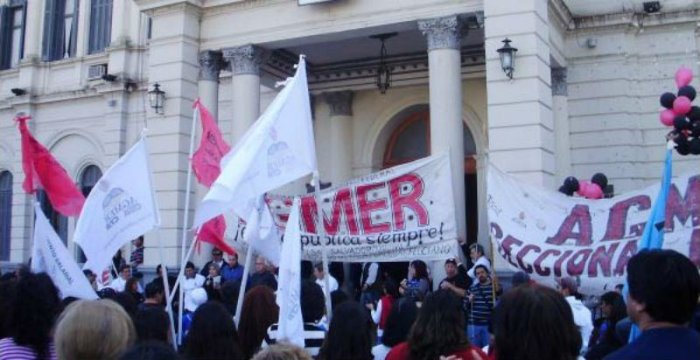 Movilizaci&oacute;n provincial frente a Casa Gris, tambi&eacute;n en el &uacute;ltimo a&ntilde;o de la primera gobernaci&oacute;n de Urribarri.